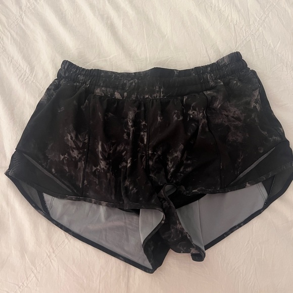 Lululemon Hotty Hot Shorts 2.5 (Low Rise) - Picture 1 of 3